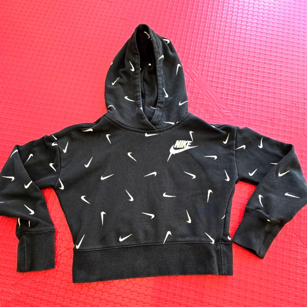 Preworn Nike Girls cropped hoodie